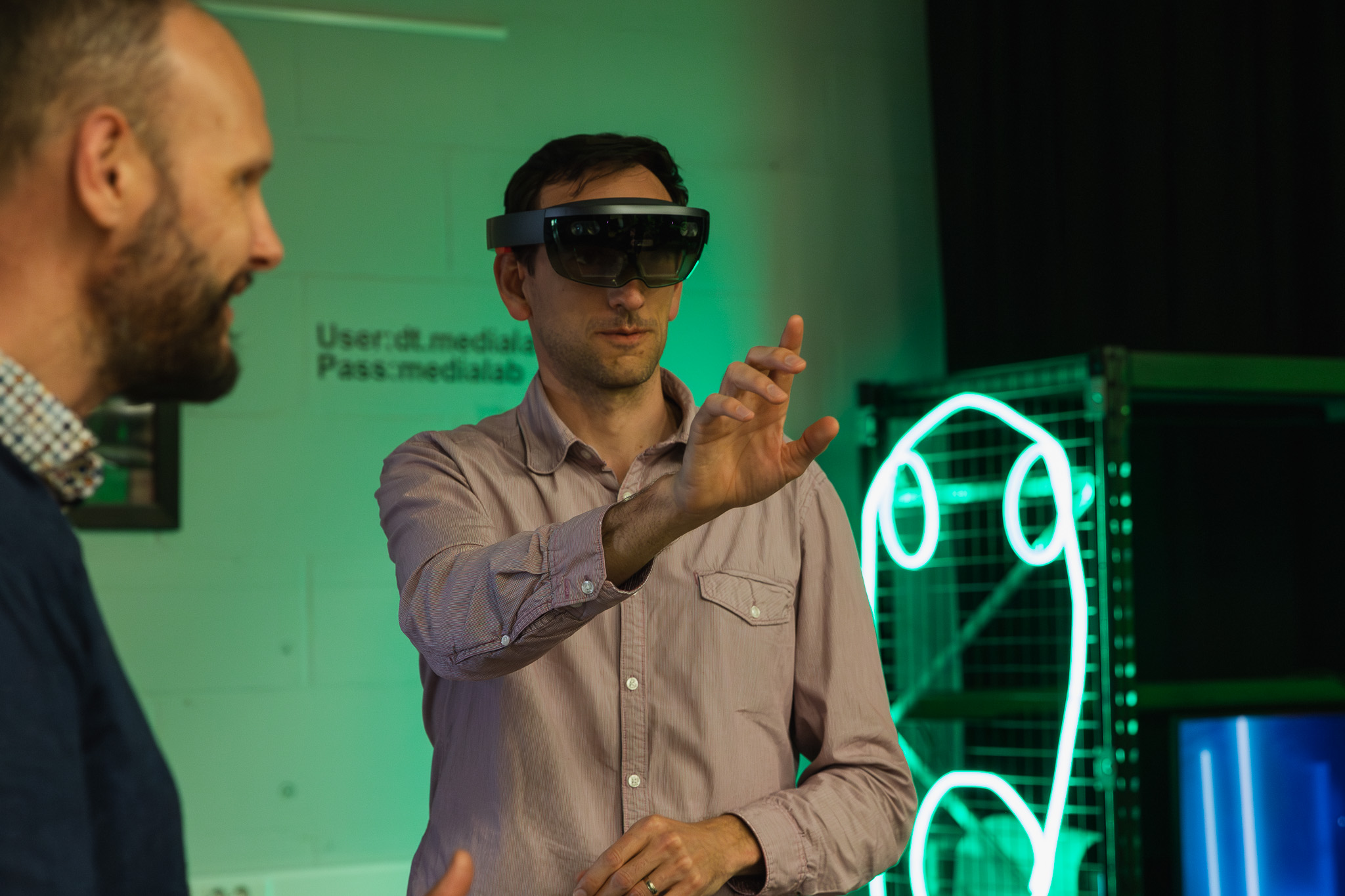Bezoeker test VR-bril uit