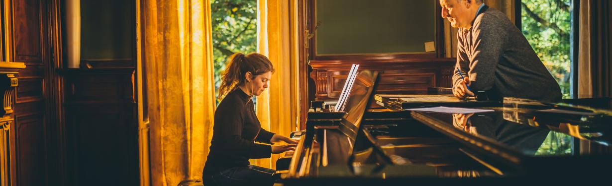 Studente piano tijdens repetitie