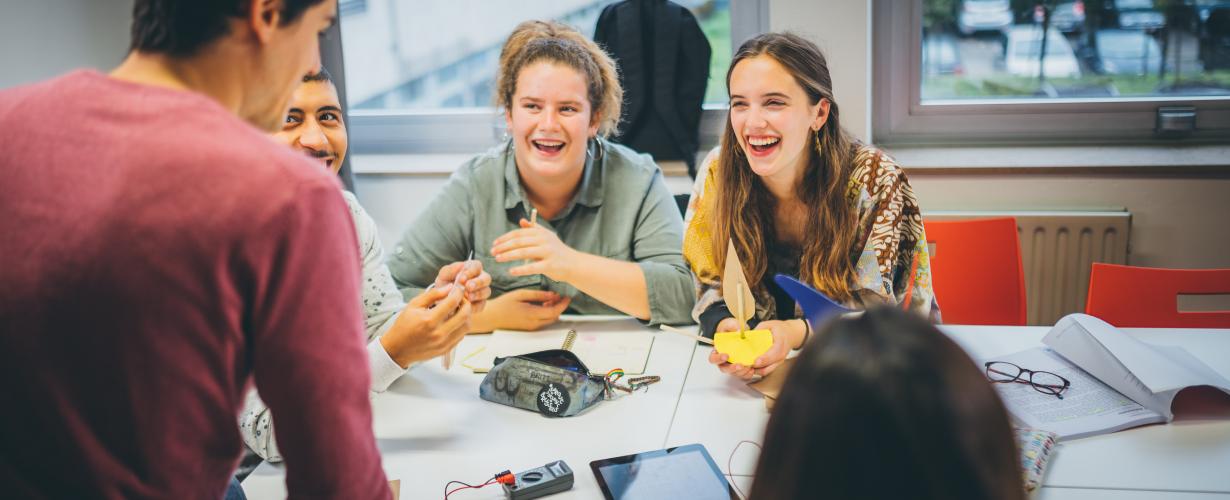 Blije studenten in de STEM-les.