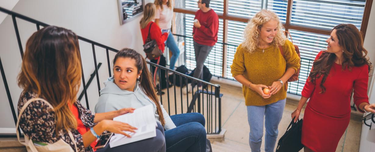 studenten in de gang