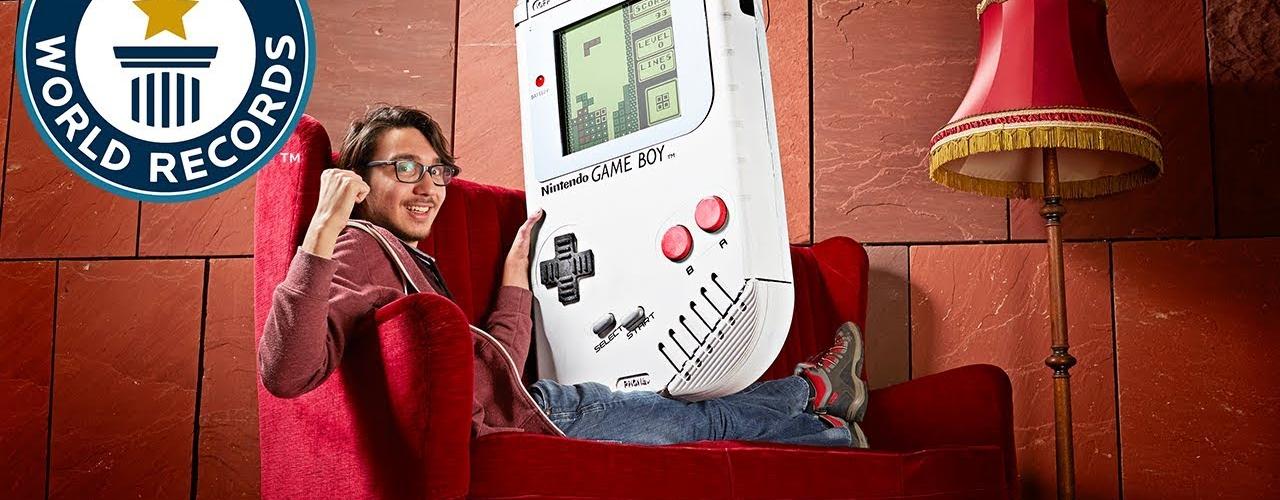 Photo van Ilhan Ünal met zijn XXL Gameboy