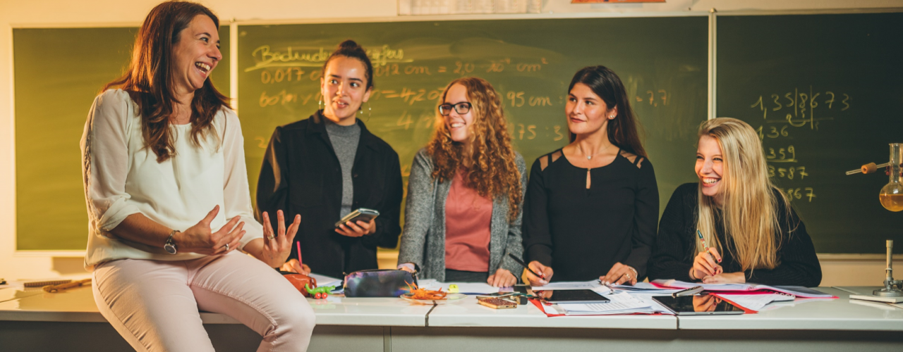 docent met studenten