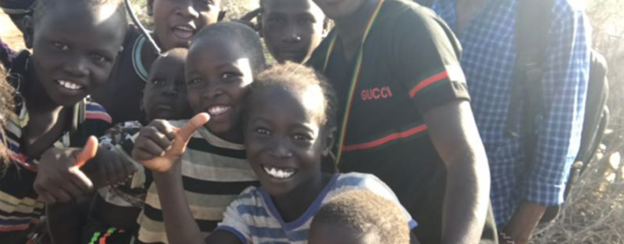 Kinderen en leraren in het vluchtelingenkamp van Kakuma