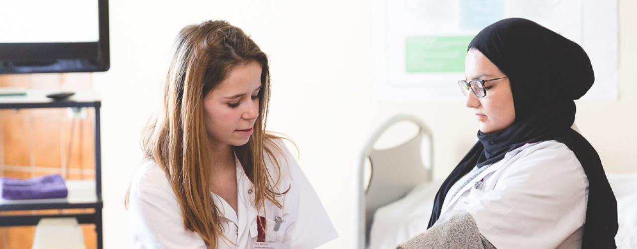 Studenten verpleegkunde geven EHBO