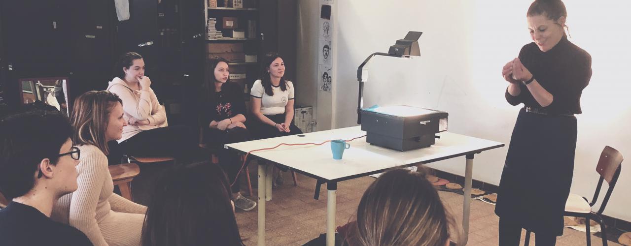 Gerda Den Dooven geeft een workshop aan de eerstejaars Kleuteronderwijs