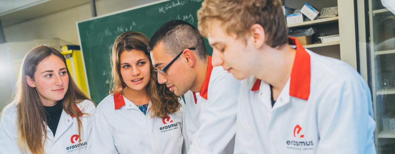 Studenten Biomedische Laboratoriumtechnologie in het labo