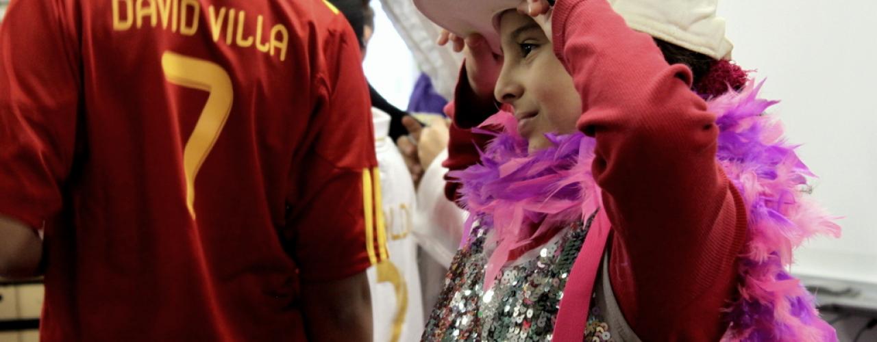 Kinderen tijdens een voorstelling over 'gender'. 