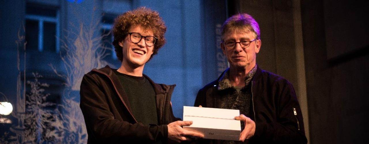 Michiel ontvangt iPad uit handen van Frank Struys