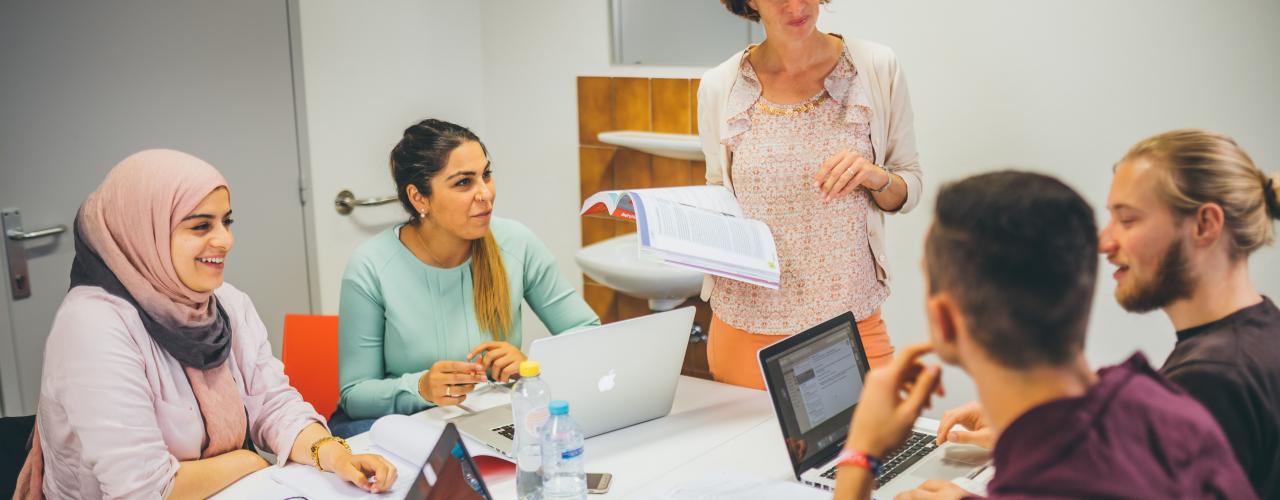 Studenten tijdens een ronde tafel gesprek.