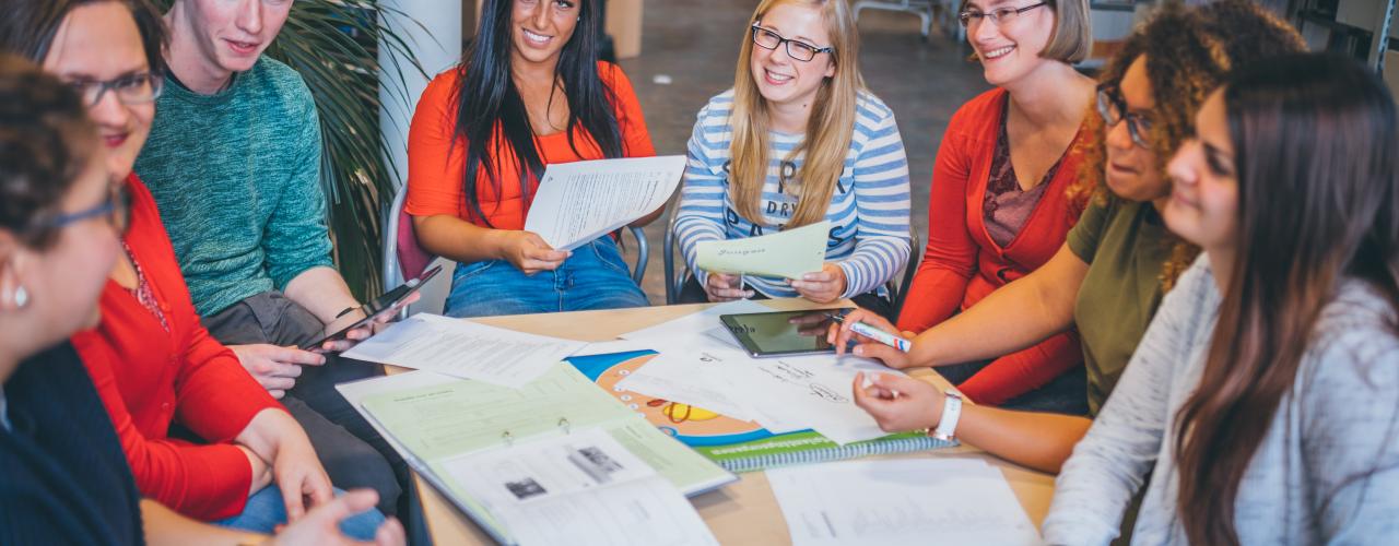 Een groep studenten in overleg. 