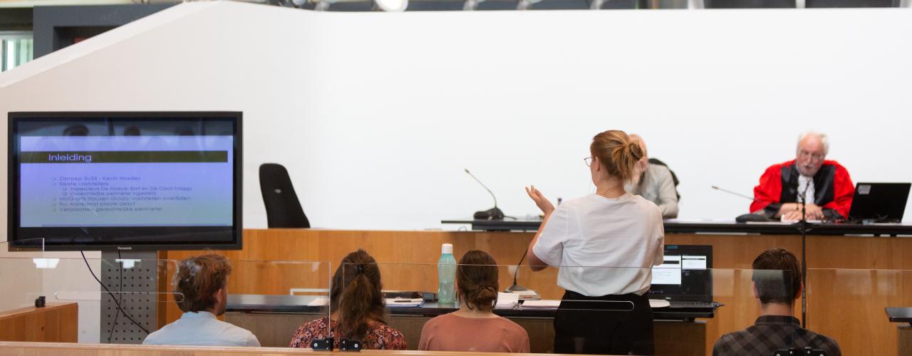 Studenten forensisch onderzoek in rechtbank