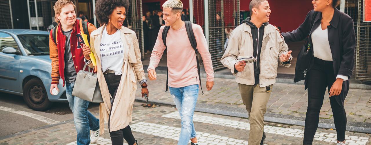 studenten bij campus Bloemenhof