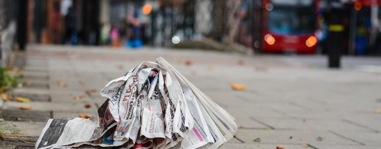 Een krant waait over straat
