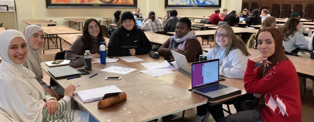 Samen met de VUB geloven we in de kracht van interprofessionele samenwerking. Daarom organiseren we jaarlijks het IPO (interprofessioneel onderwijs)-project ‘Ethische Casusavonden’. 