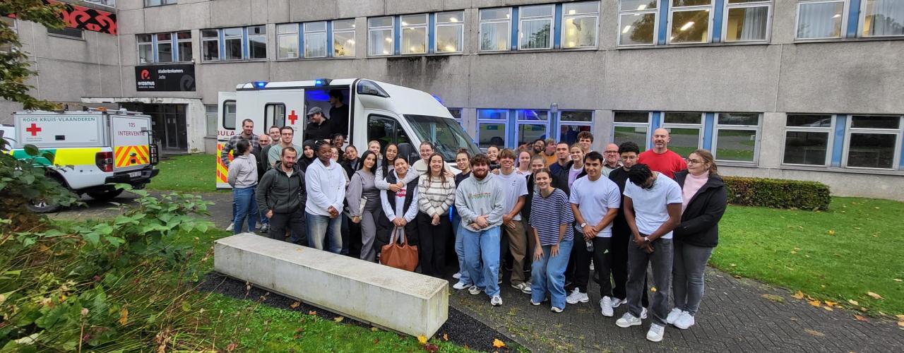 Onze studenten verpleegkunde gingen aan de slag met evacuatie- en immobilisatie technieken. 