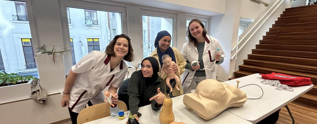 Studenten vroedkunde dag van de wetenschap