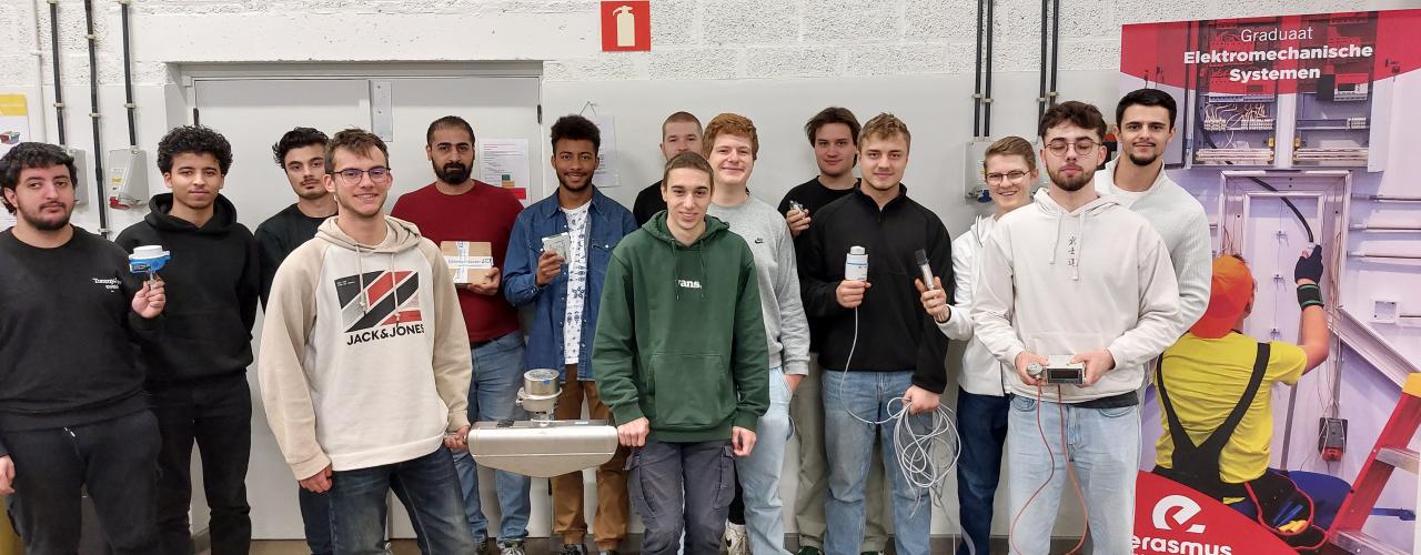 Studenten Elektromechanische Systemen experimenteren met de nieuwste meettoestellen