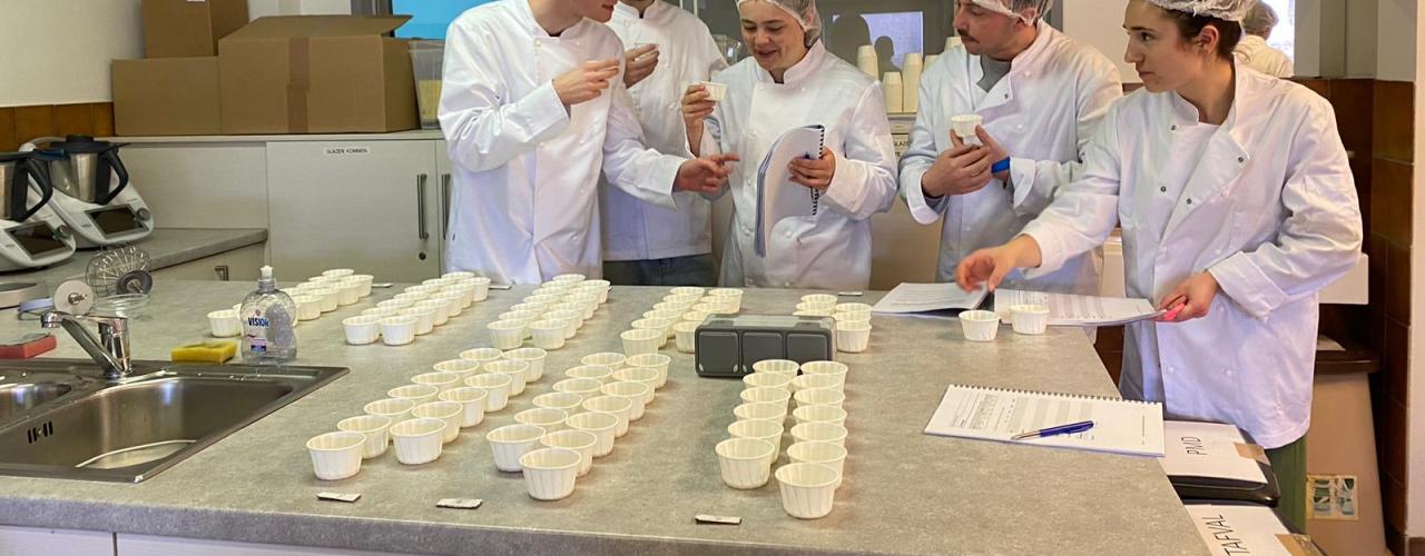 Drie ton mayonnaise in de les?