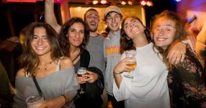 Studenten aan het feest in het RITCS Café