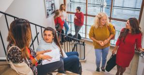 Studenten overleggen in trappenhal campus Bloemenhof