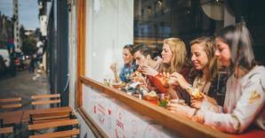 Studenten eten een broodje in het centrum van de stad