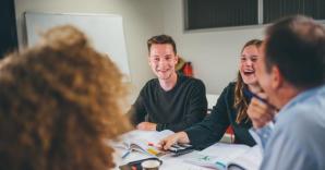Studenten werken in groep aan project