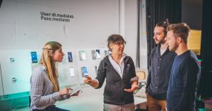 Studenten overleggen met docent in Open BusinessLab