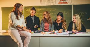 docent met studenten