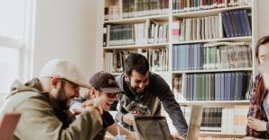 Groep studenten in een bibliotheek