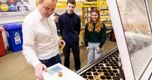 studenten gebruiken de lasercutter