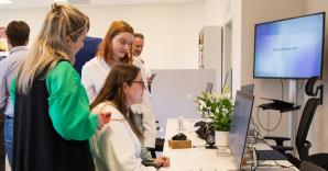 Bezoekers testen programma's