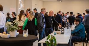 Bezoekers bekijken projecten