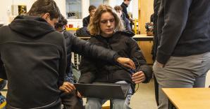 Studenten assembleren een drone