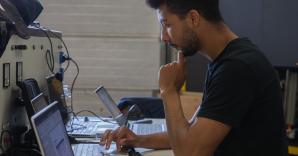 EMS - studenten aan computer