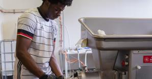EMS - student voert onderhoud uit
