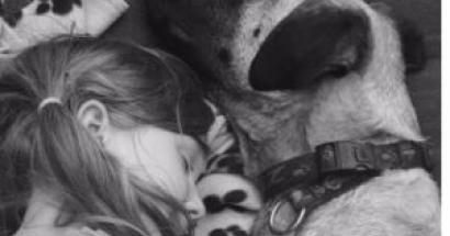 kind slaapt met hond