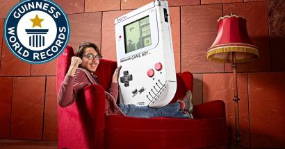 Photo van Ilhan Ünal met zijn XXL Gameboy