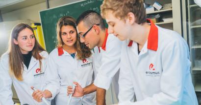 Studenten Biomedische Laboratoriumtechnologie in het labo