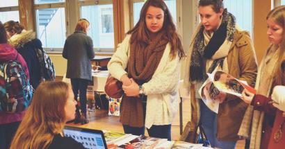 Studenten vragen uitleg op de afstudeerbeurs. 