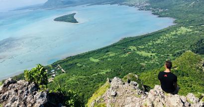 Zicht op de baai in Mauritius