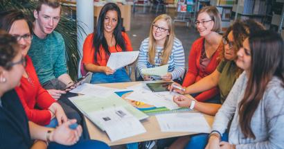 Een groep studenten in overleg. 