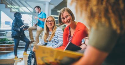 Studenten overleggen in het studielandschap. 