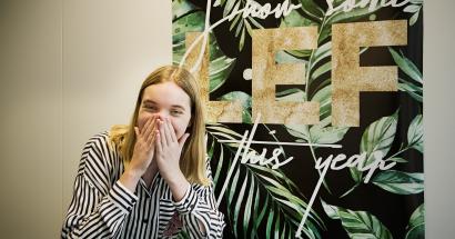 Studente Yasmine De Witte bij LEF-poster