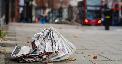 Een verfrommelde krant ligt op de straat