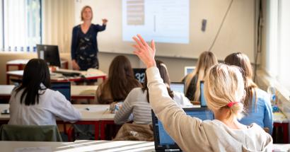 Student stelt vraag tijdens les