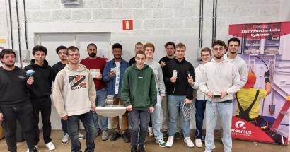 Studenten Elektromechanische Systemen experimenteren met de nieuwste meettoestellen