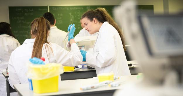 Studenten aan het werk in het Open BioLab