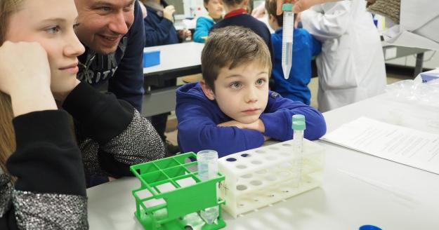 Kind krijgt uitleg in het lab