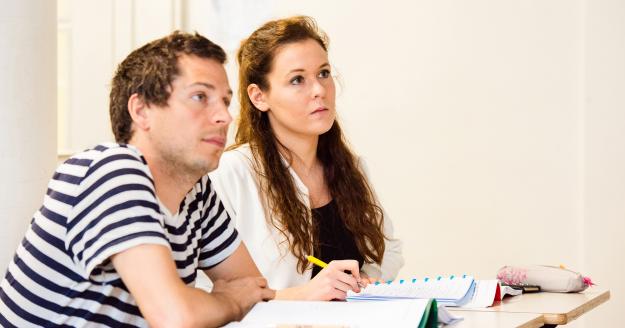 Werkstudenten in klaslokaal