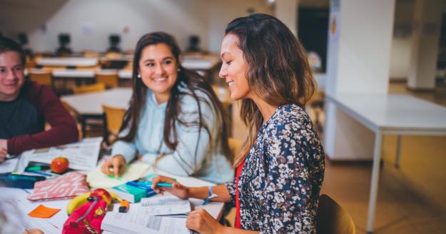 Studenten in de mediatheek van campus Bloemenhof